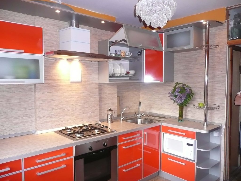 Кухонные фасады в алюминиевой рамке — особенности и преимущества